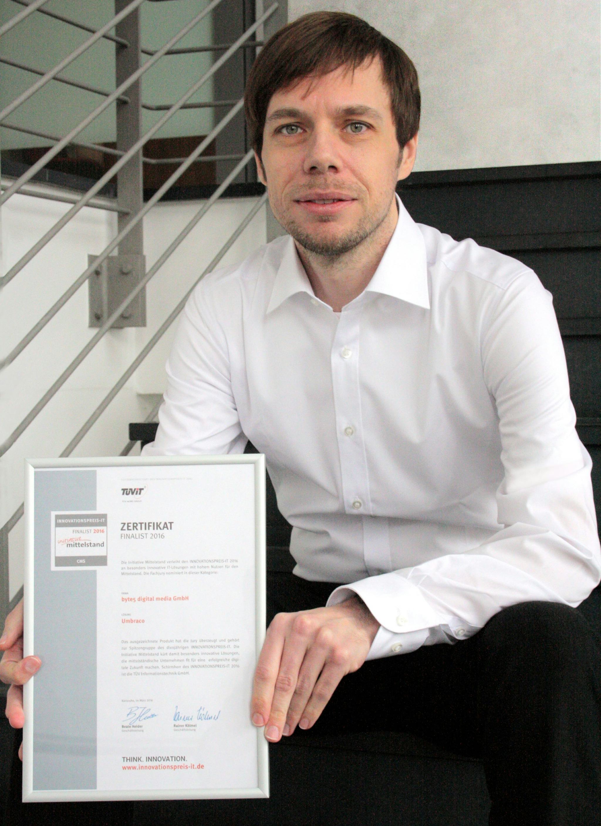 byte5-Gründer Christian Wendler mit Zertifikat des Innovationspreis IT/Initiative Mittelstand 2016