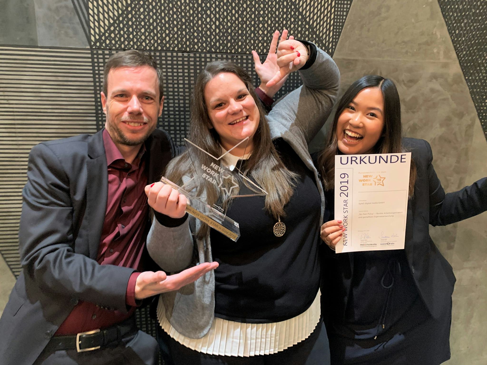 Christian Wendler, Laura Vogt und Jessica Mai freuen sich über den New Work Star für byte5